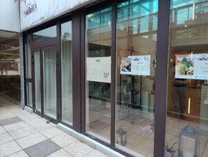 Habillage vitrine Maison de Nora avant02