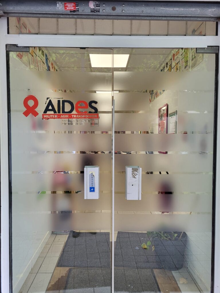 Habillage vitrine dépoli agence Aides01