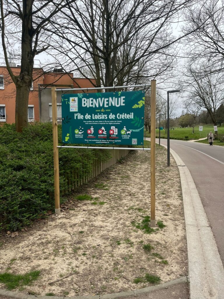 Signaletique extérieure Totem bois +bache Bienvenue Ile de Loisirs