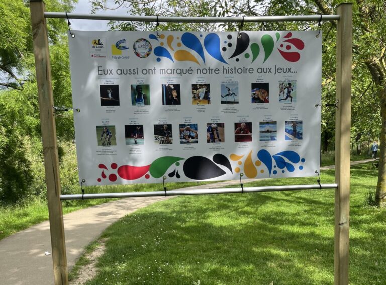 Signaletique extérieure Totem bois +bache JO2024 Ile de Loisirs