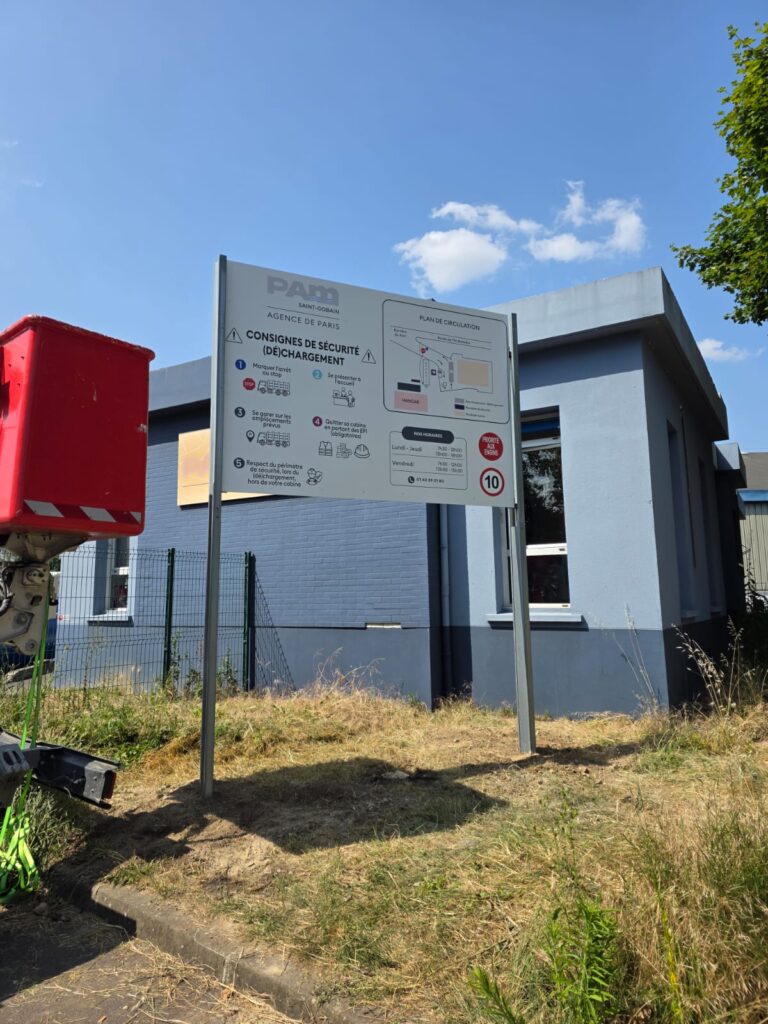 Signaletique extérieure déchargement livraison St Gobain01
